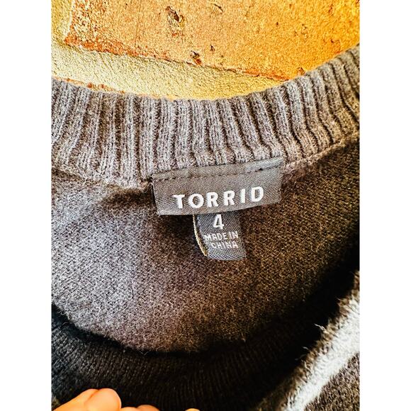 Torrid Long Sleeve Gray Tiger Blouse - Picture 3 of 3